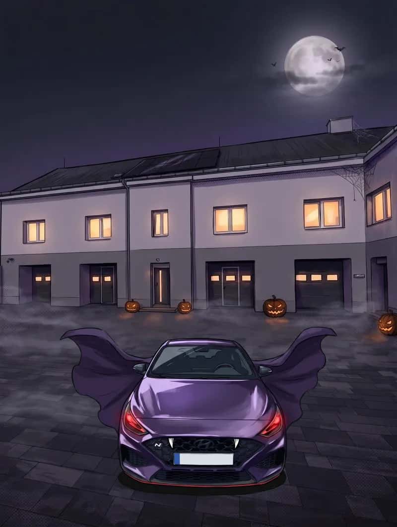 Malovaný dvůr studia SEVEN Works v halloweenské noci: fialové auto studia v upířím plášti před dílnou, měsíc, netopýři, dýně a mlha nad dlažbou.