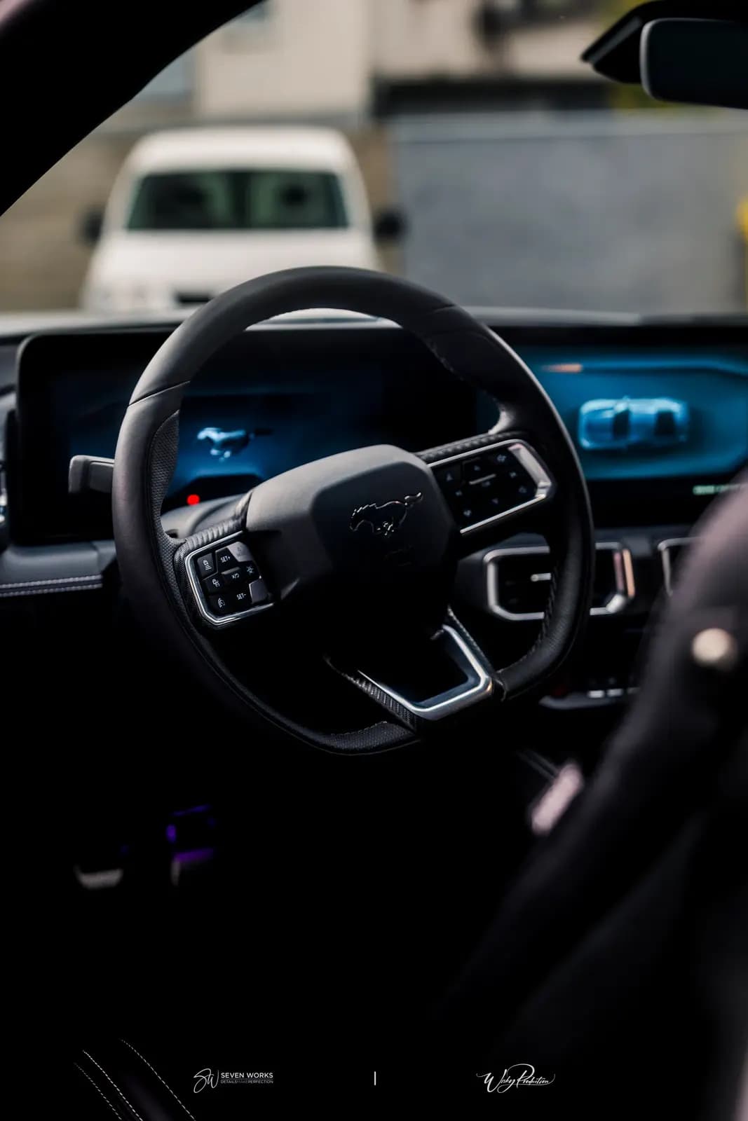 Detail volantu Ford Mustang se svítícími displeji palubní desky.