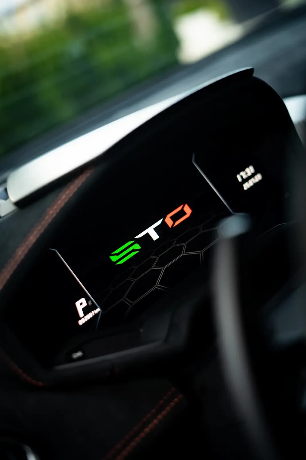 Digitální přístrojový štít Lamborghini STO se zobrazeným režimem.