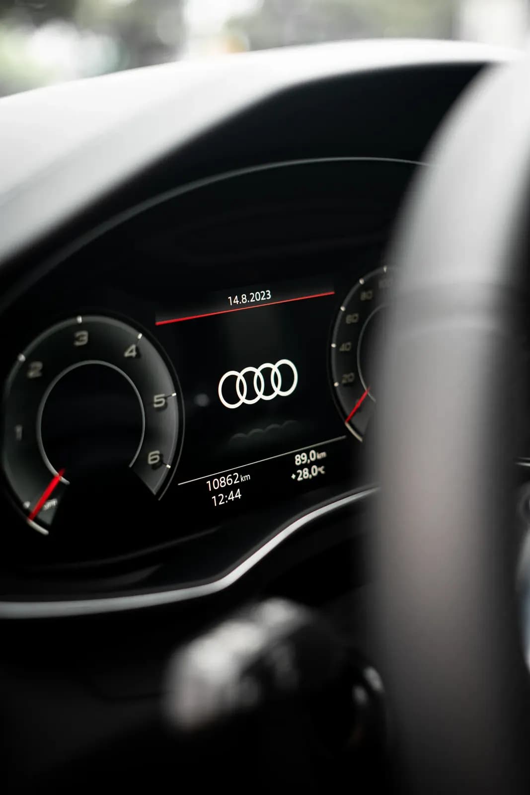 Digitální přístrojový panel Audi se zobrazeným logem výrobce.