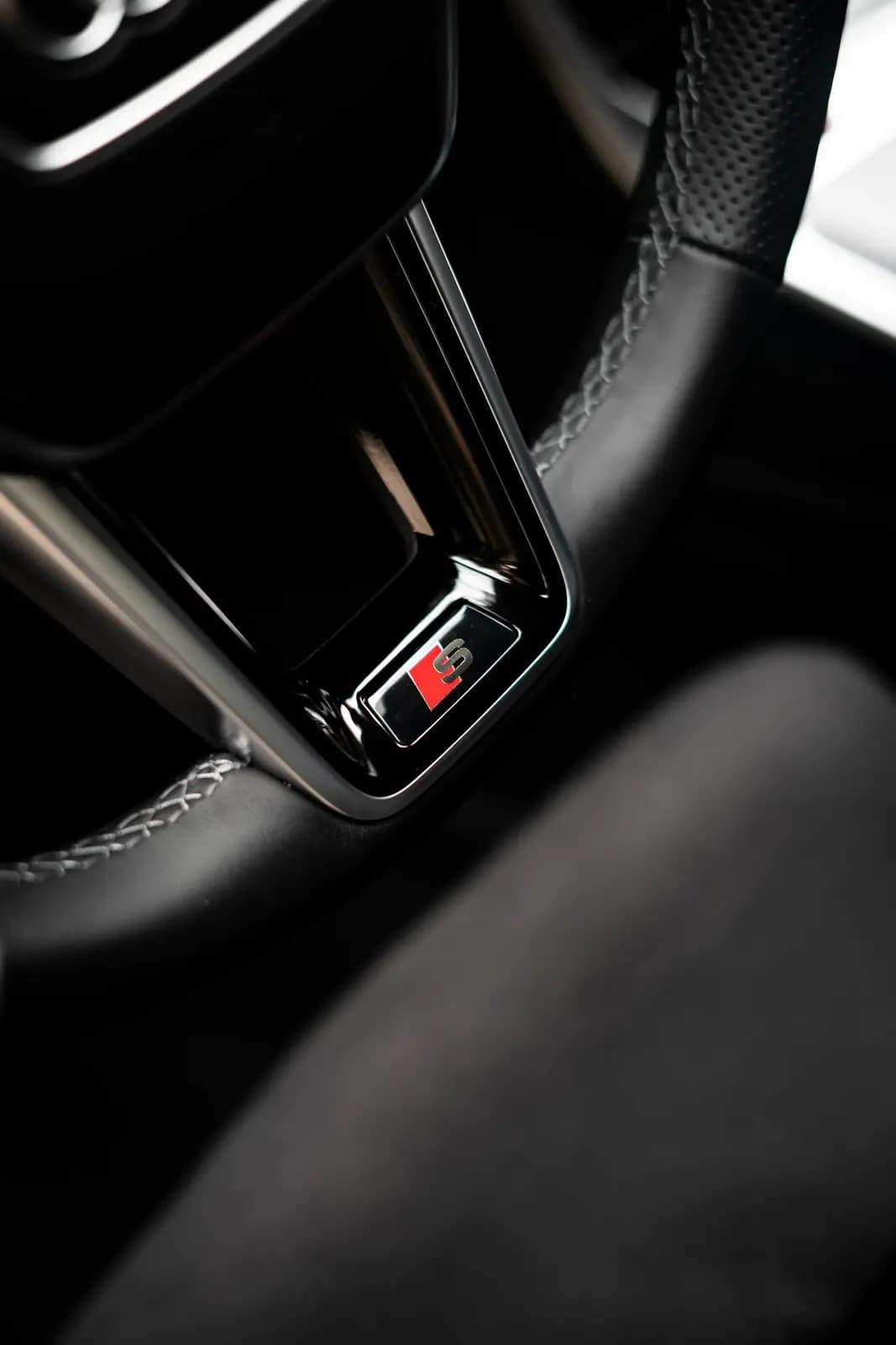 Detail odznaku Audi S na spodním rameni volantu.