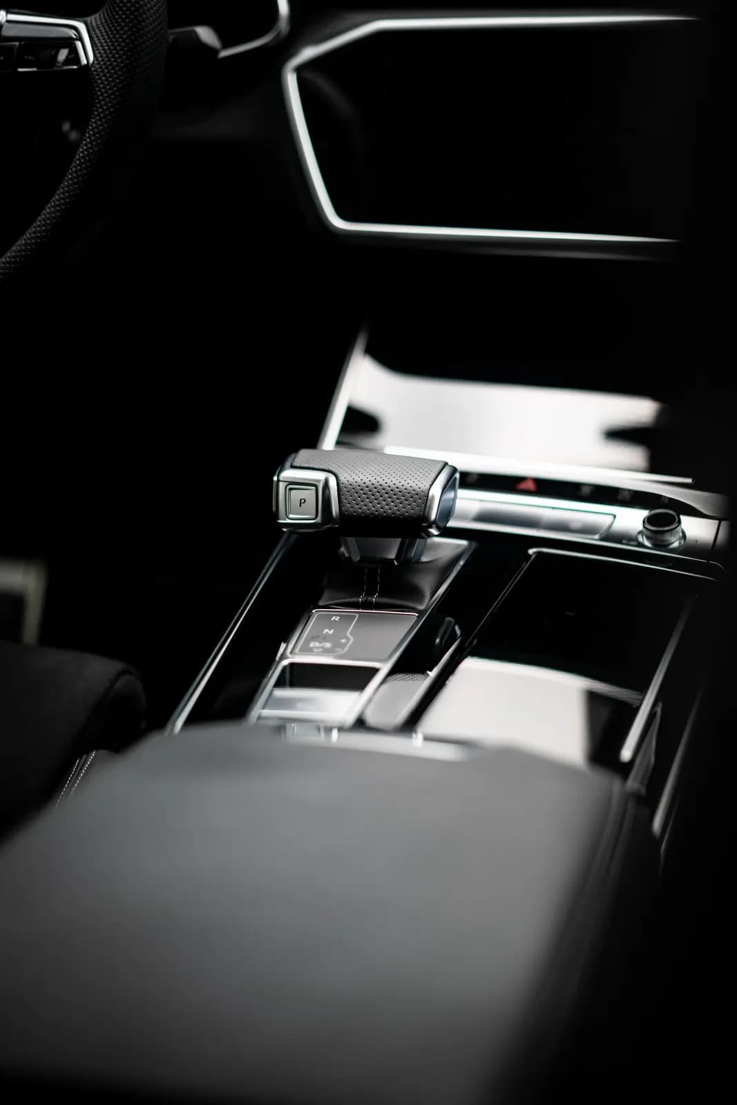 Detail řadicí páky Audi s tlačítkem parkovacího režimu.