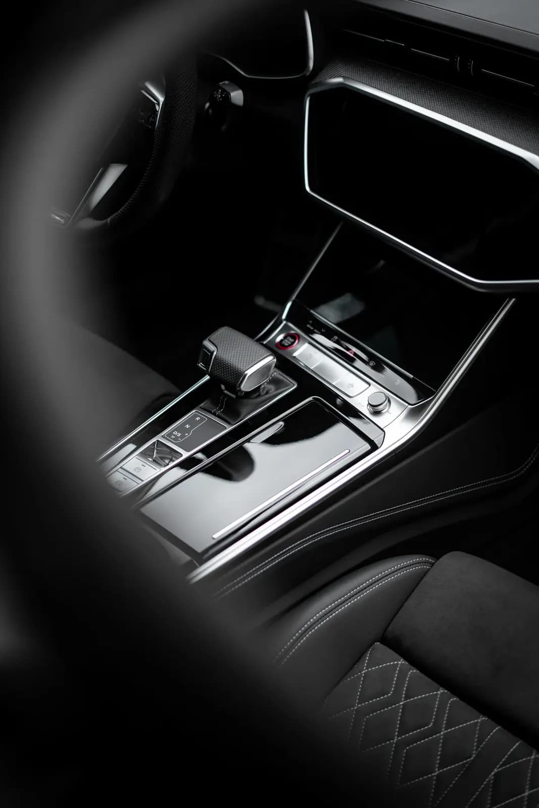 Středový displej Audi zabraný přes volant vozu.