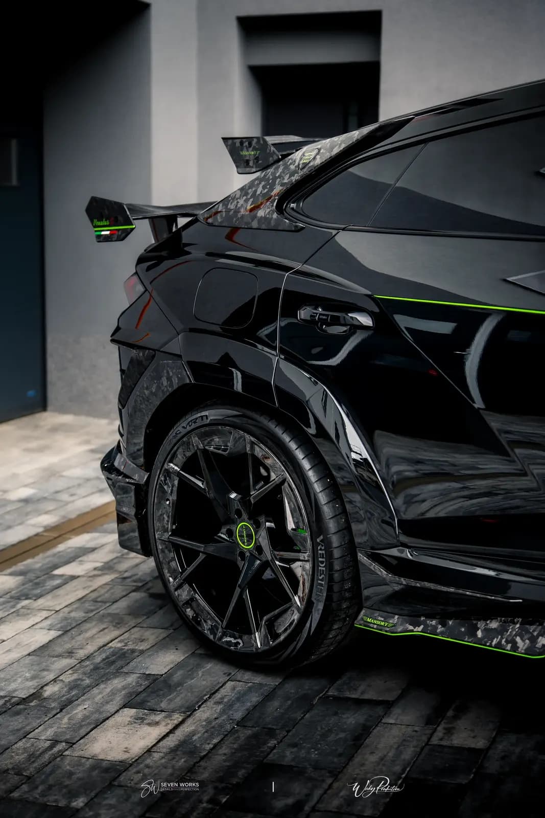 Detail zadního blatníku a kola Lamborghini Urus s karbonovým widebody kitem a zelenými akcenty.