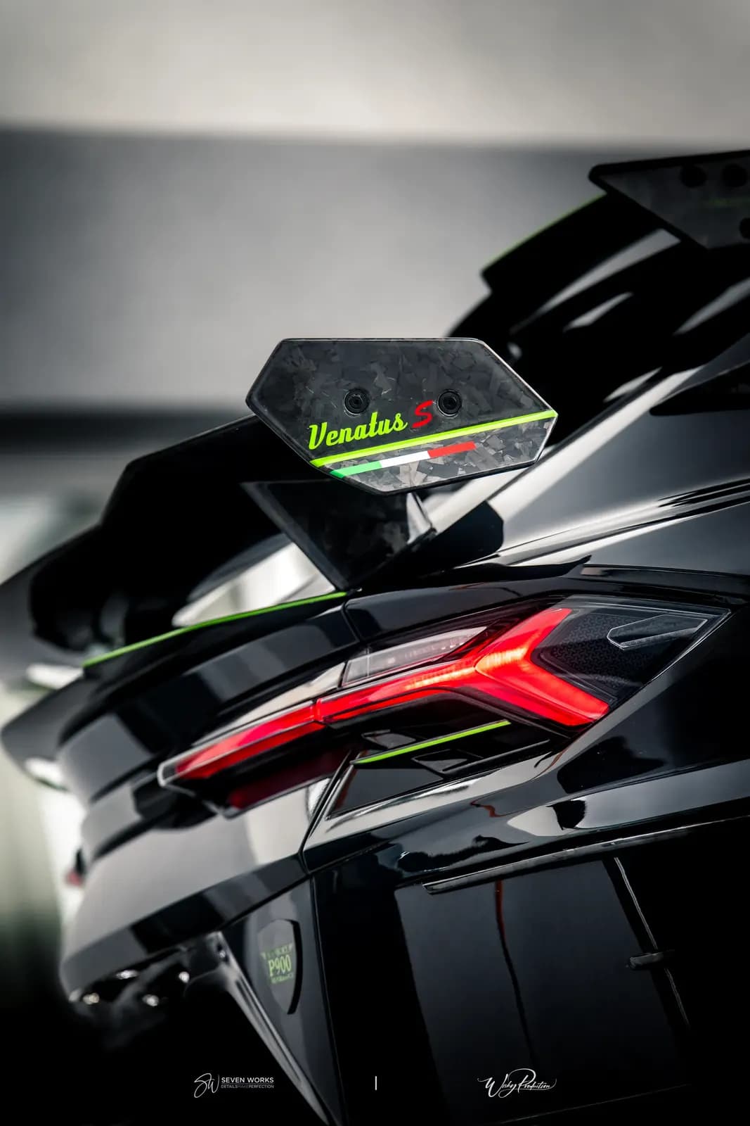 Detail zadního světla a karbonového spoileru s nápisem Venatus S na Lamborghini Urus.
