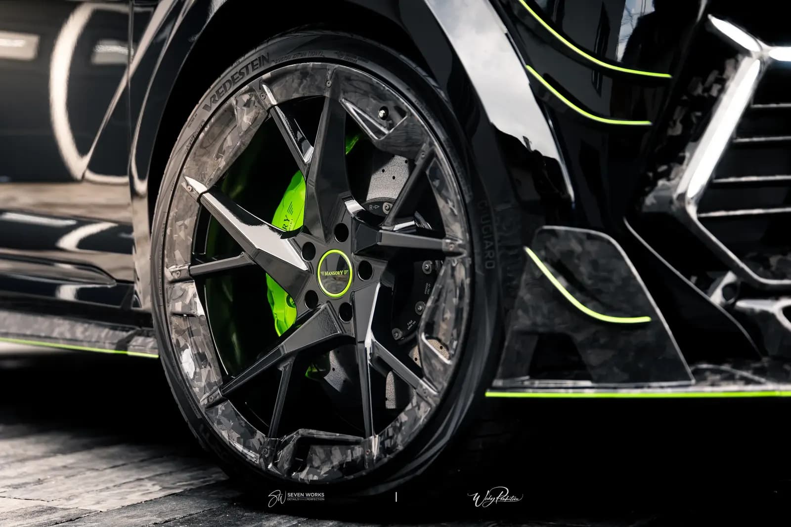 Makro detail předního kola s kovaným karbonovým diskem a zeleným brzdovým třmenem Lamborghini Urus.