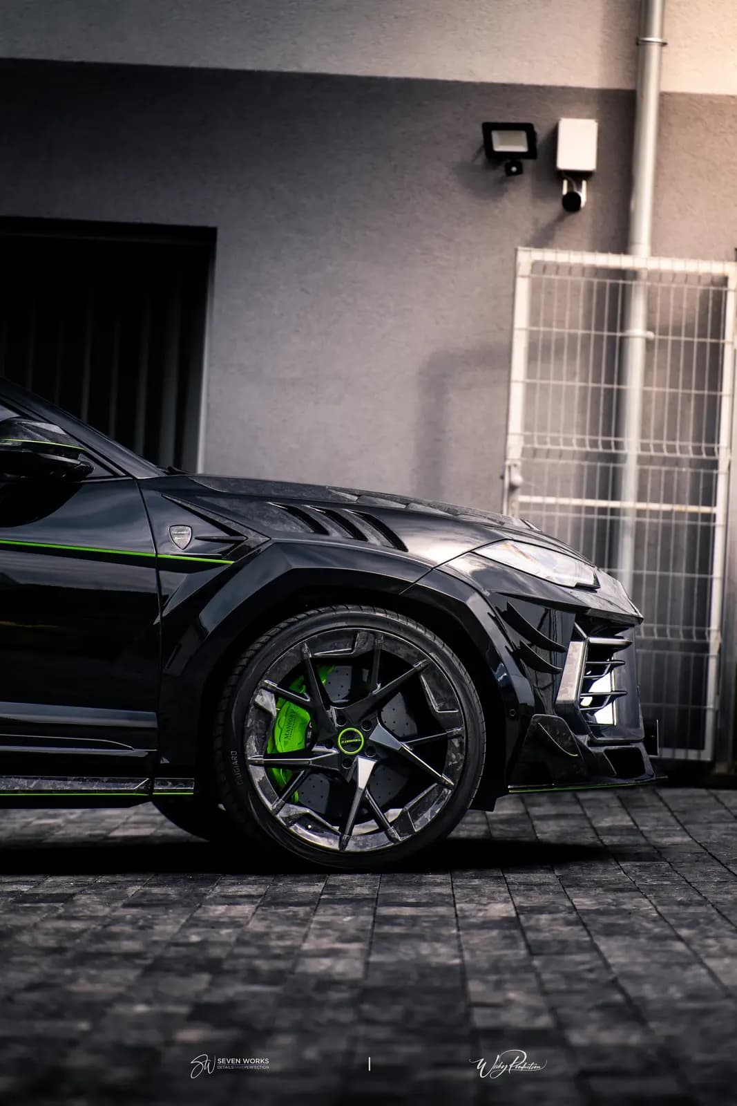 Detail předního kola a karbonového blatníku Lamborghini Urus se zeleným brzdovým třmenem.
