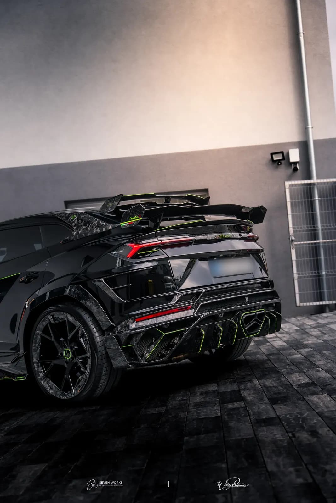 Detailní pohled na zadní partii Lamborghini Urus s karbonovým difuzorem a spoilerem.