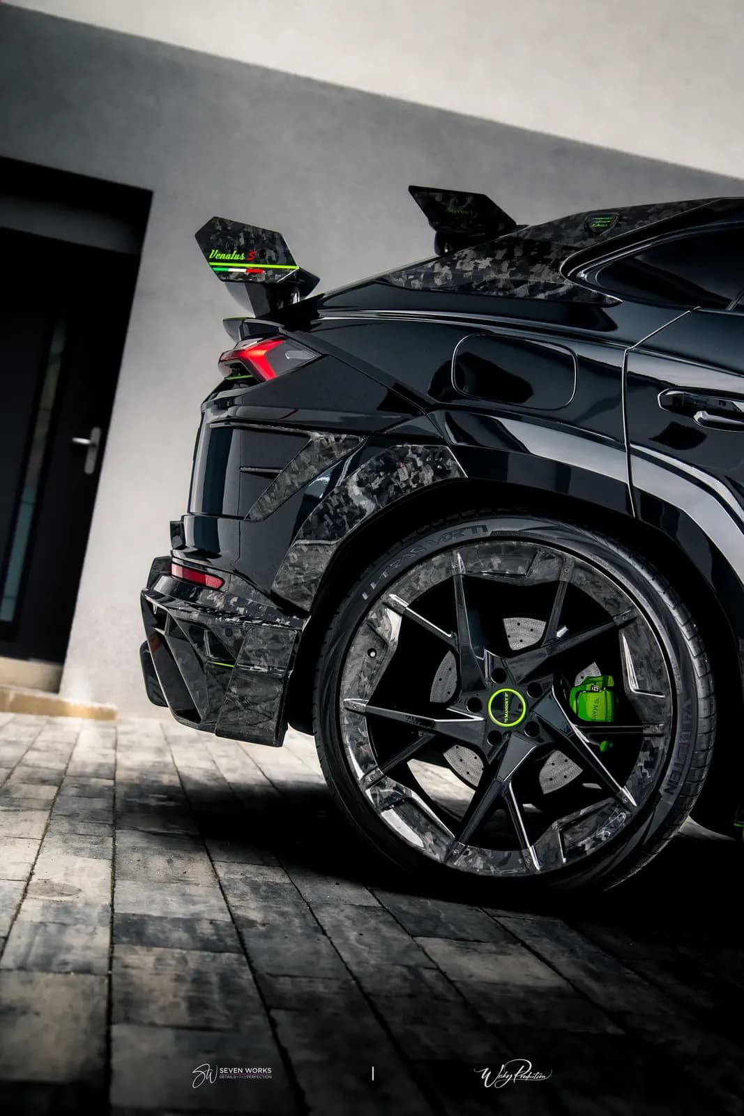 Detail zadního kola a karbonového blatníku Lamborghini Urus se spoilerem Venatus S a zeleným třmenem.