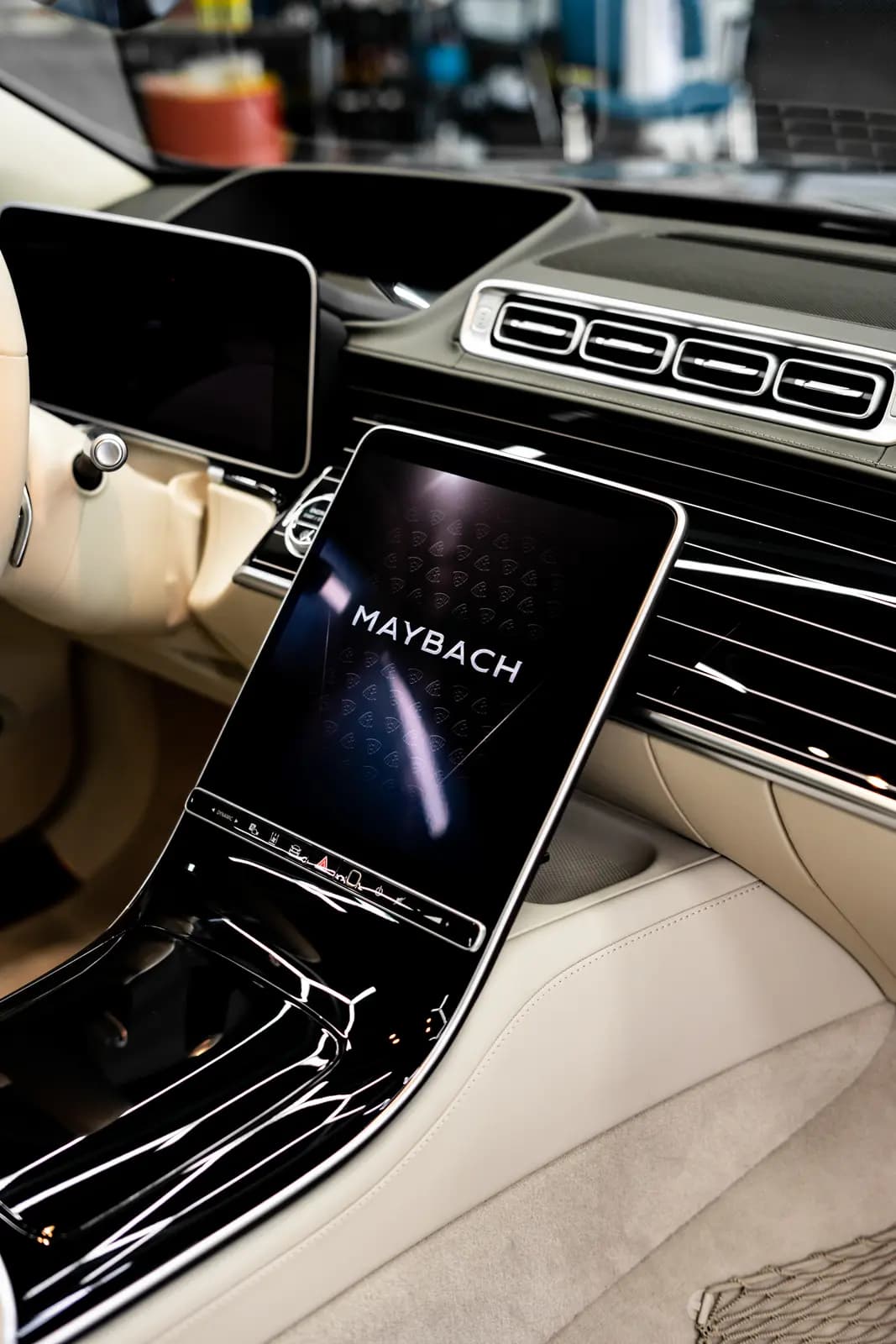Central display showing the “MAYBACH” start screen in a beige interior.