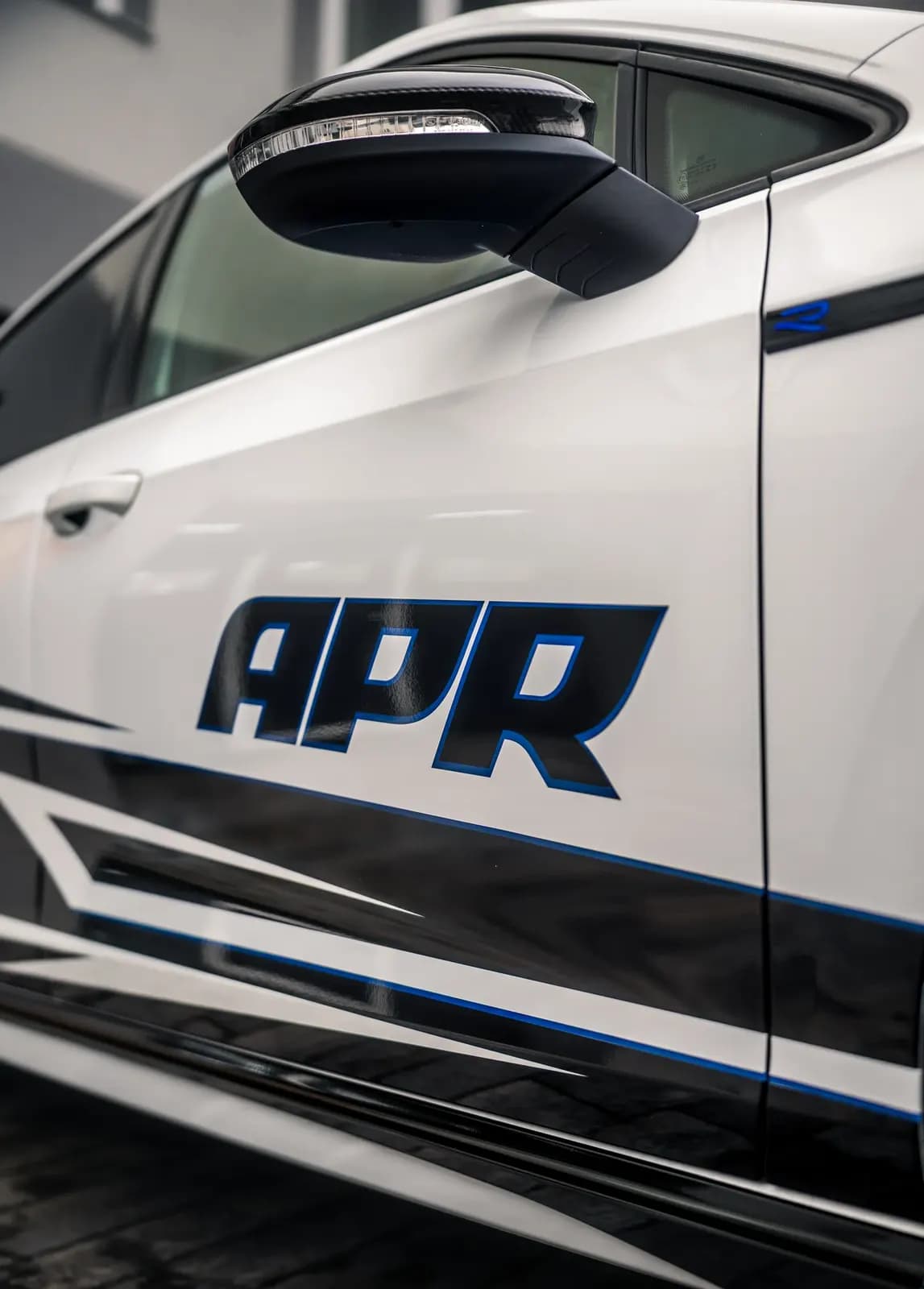 Detail dveří vozu s nápisem APR v rámci designového polepu.