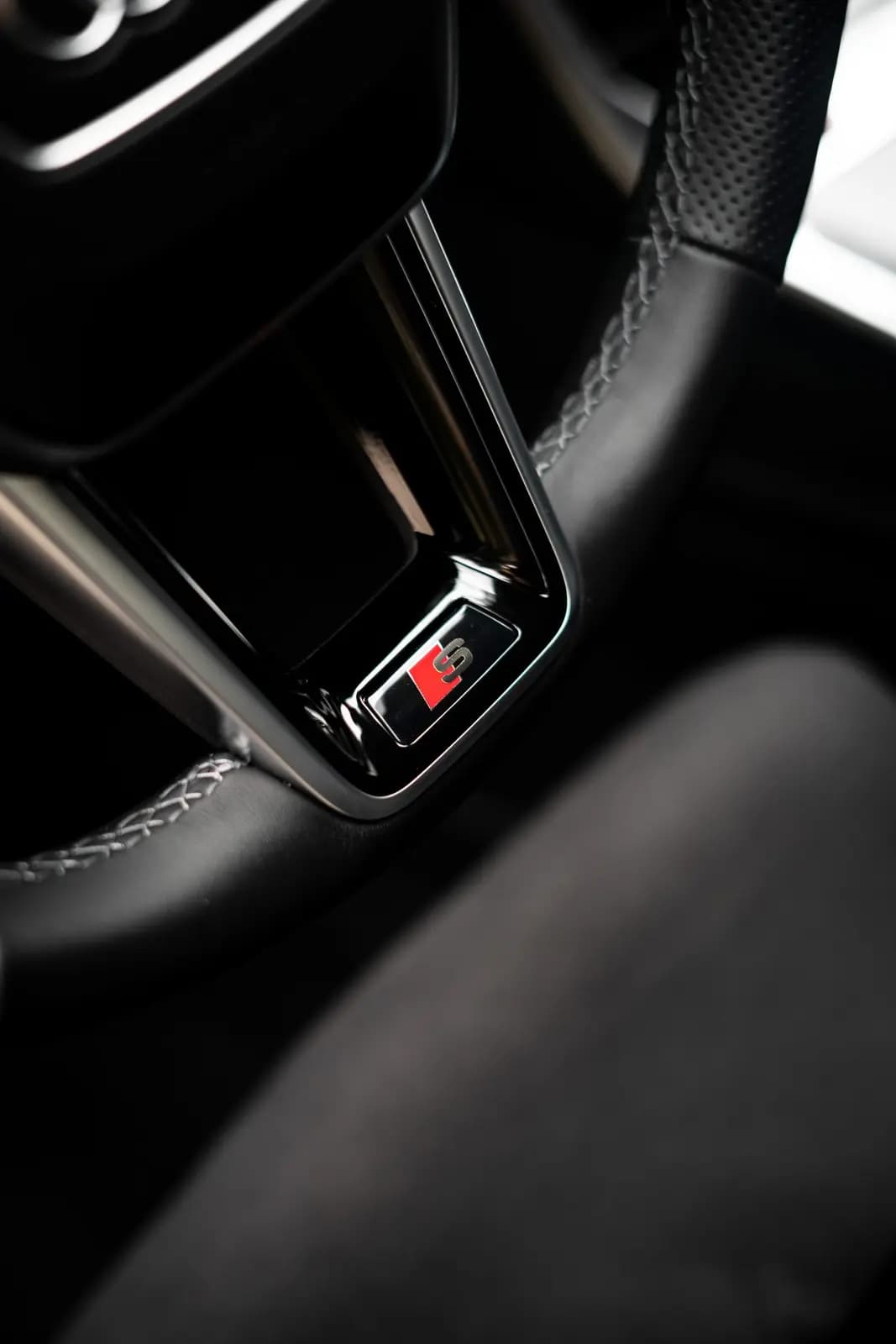 Detail znaku S na spodním rameni volantu Audi.