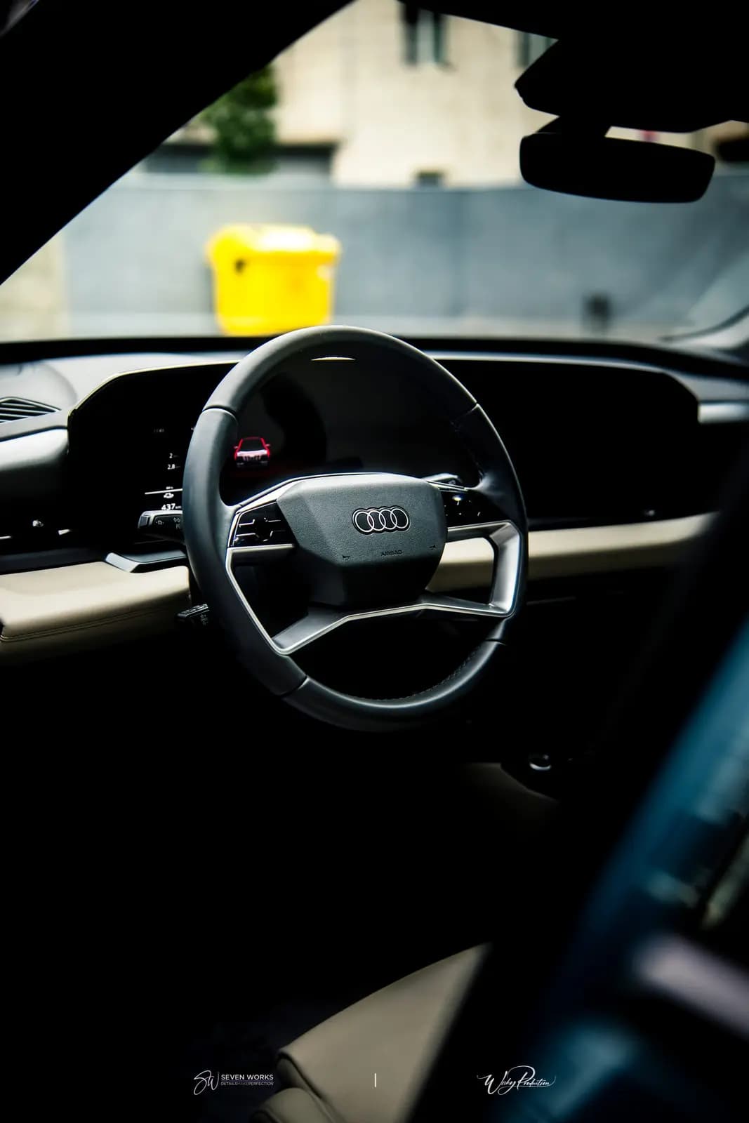 Pohled do interiéru Audi na volant a palubní desku.