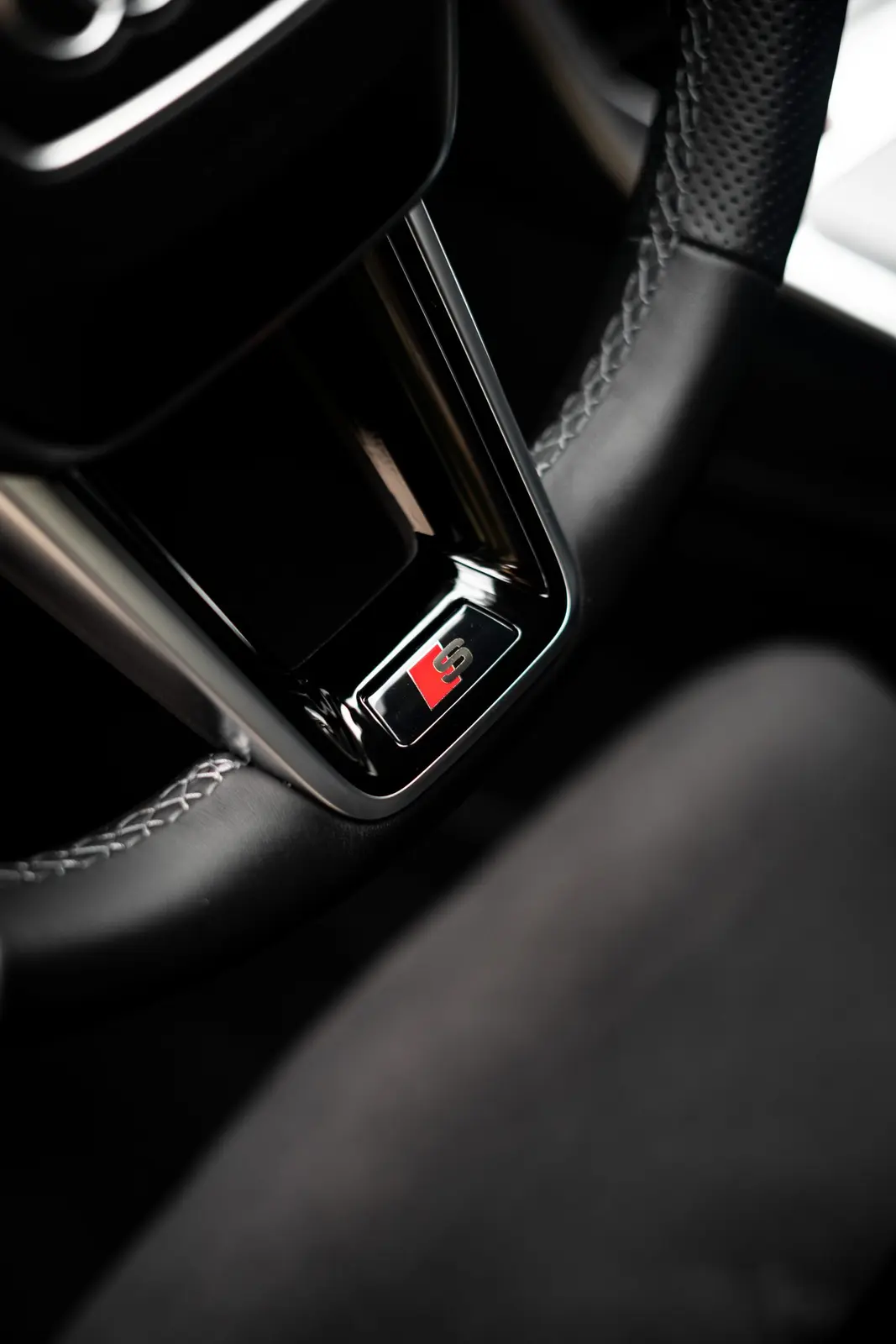 Detail znaku S na spodním rameni volantu Audi.
